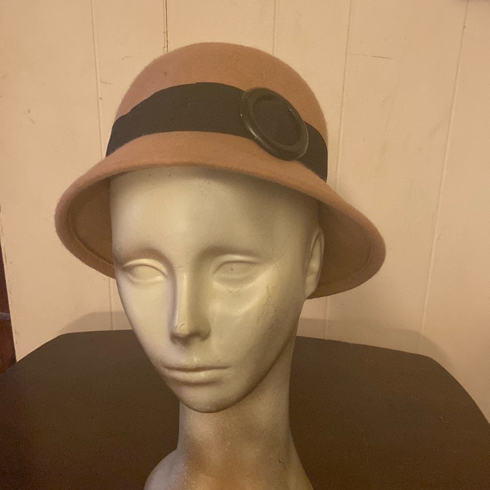Tan hat with black saché